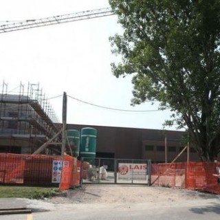 Cade dal capannone e muore