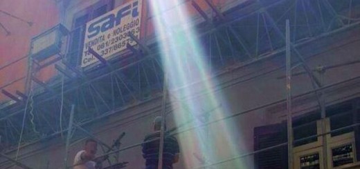 Senza casco sui ponteggi della Prefettura