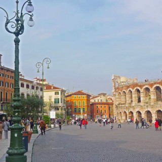 lavoro nero e minacce in piazza Bra