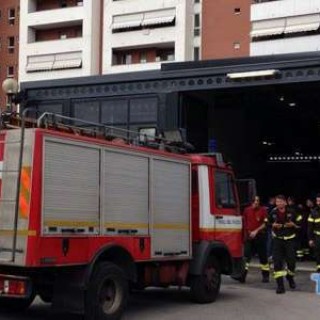 Incastrato nel compattatore ripartito all’improvviso