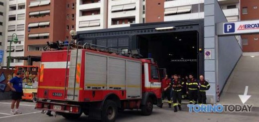 Incastrato nel compattatore ripartito all’improvviso