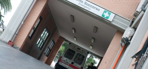 Operaio infilzato su una ringhiera