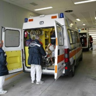 Operaio rischia di perdere il braccio