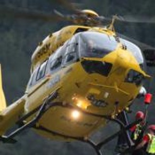 Incidente sul lavoro, gamba amputata per un autista travolto dal suo camion