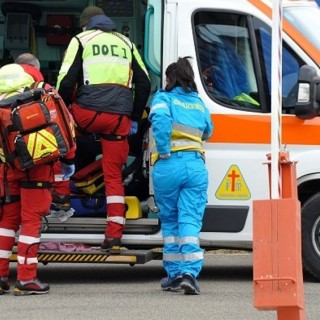 La mano schiacciata dagli ingranaggi: terribile incidente in fabbrica