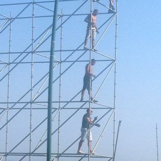 Lungomare di Napoli, operai al lavoro senza casco a 10 metri d'altezza