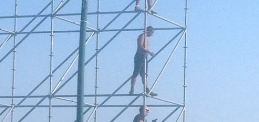 Lungomare di Napoli, operai al lavoro senza casco a 10 metri d'altezza