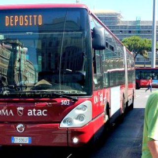 Roma, operaio Atac di 53 anni muore folgorato
